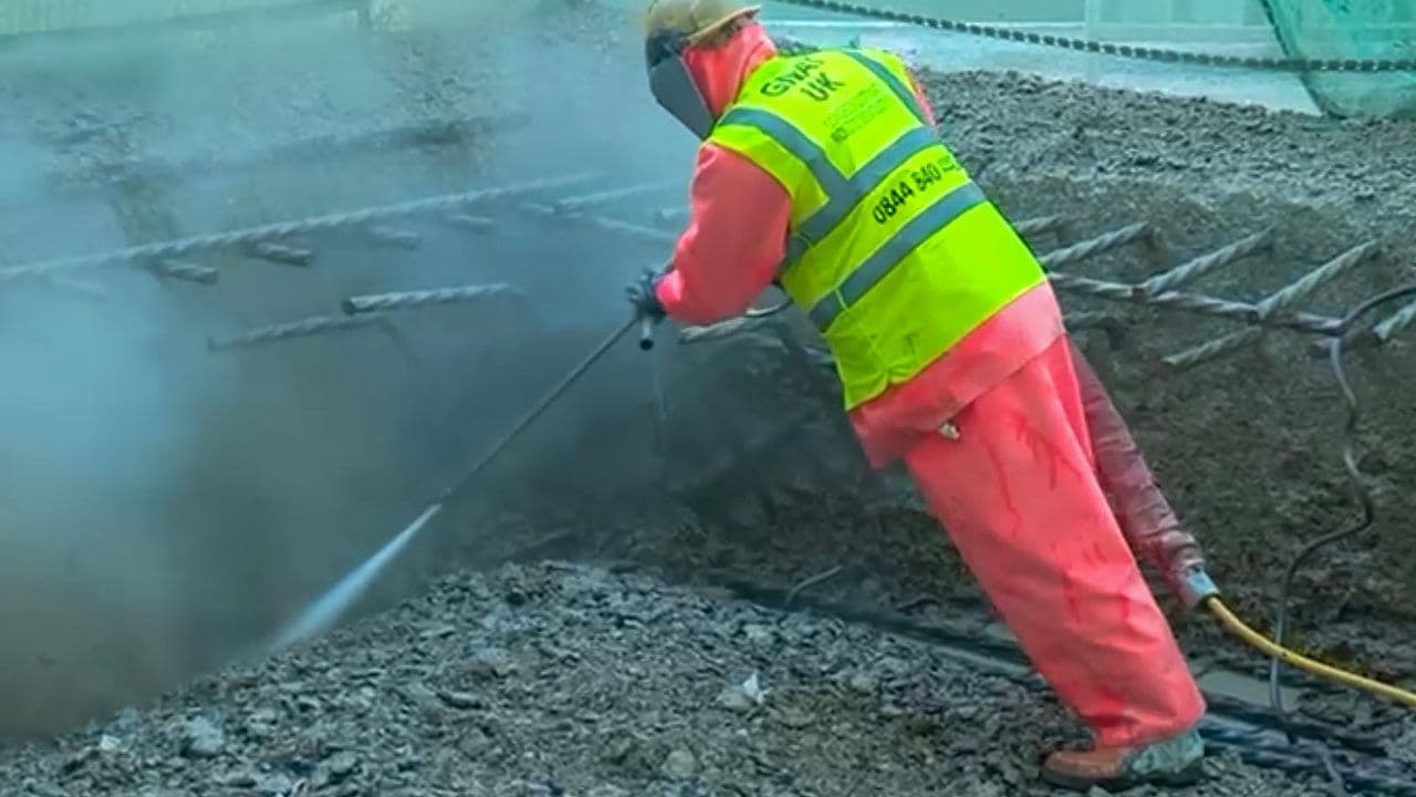 Operative carrying out controlled hand lancing hydrodemolition