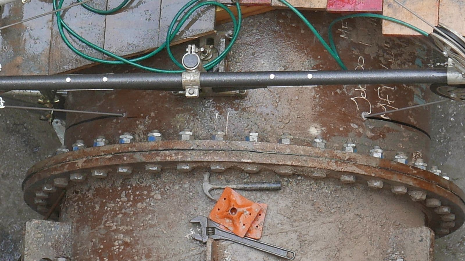 Hilti WS15 diamond wire saw cold-cutting a live 1.6m diameter steel sewer flume pipe in Glasgow